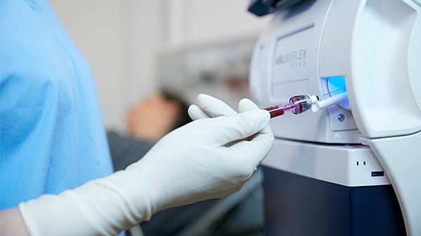 Elemzés a Radiometer ABL90 analizátorán